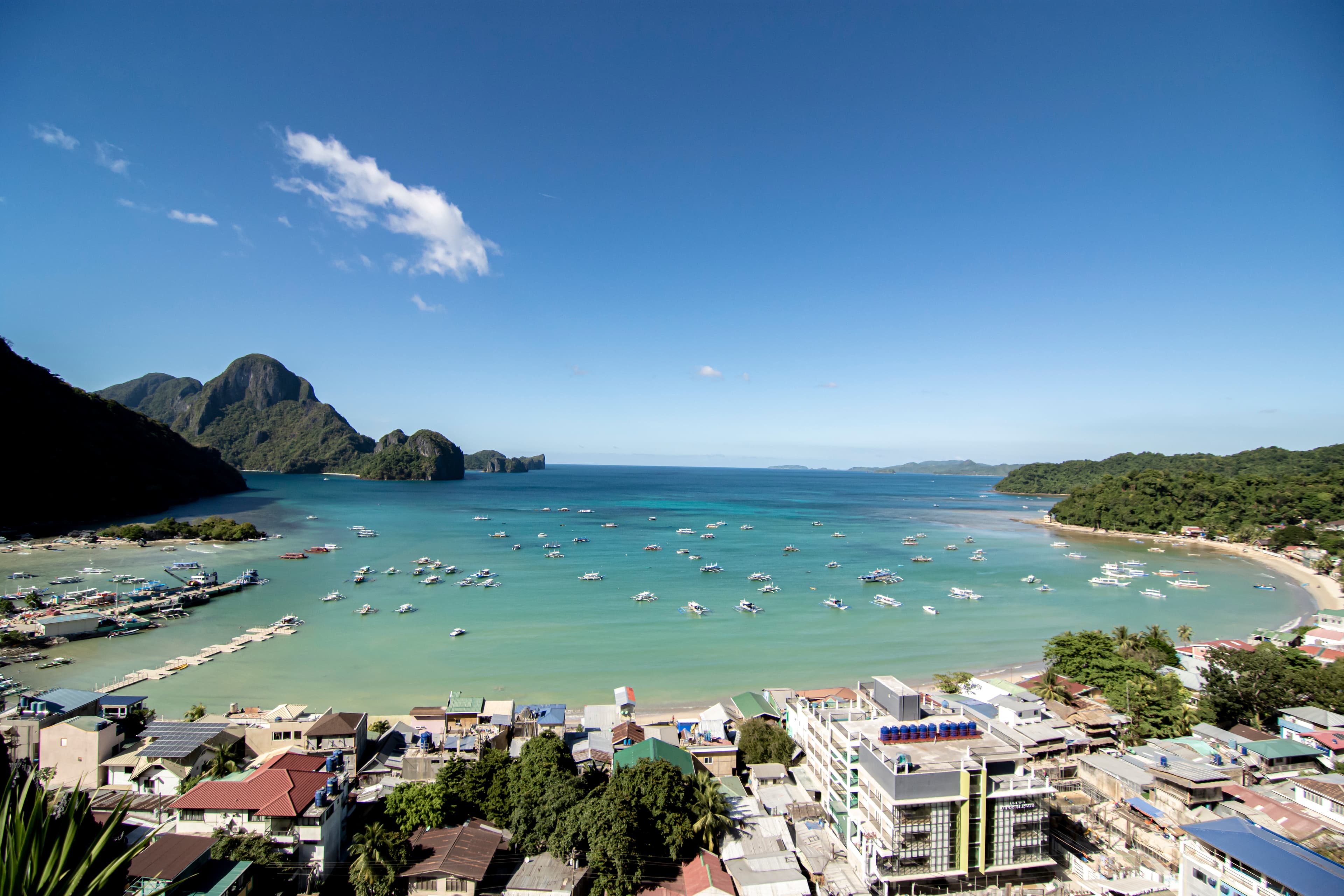 Limestone cliffs and turquoise water of El Nido Bay, Palawan